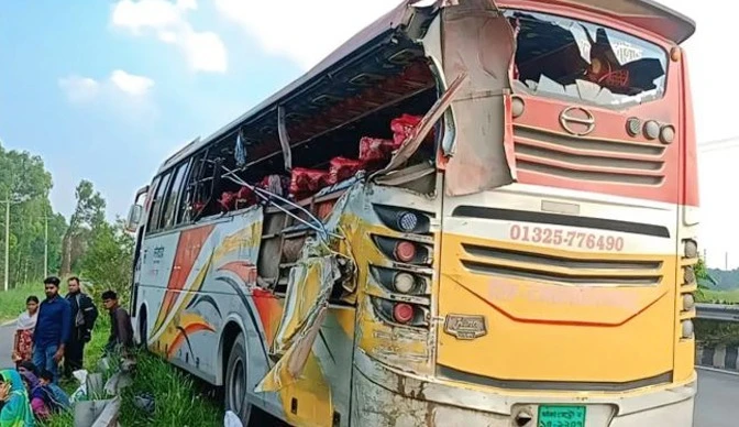 বাস ও ট্রাকের সংঘর্ষে প্রাণ গেল তিনজনের